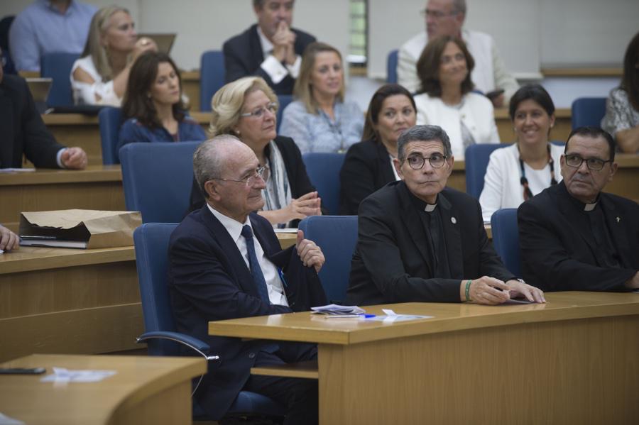 Momento de la conferencia del Obispo de Málaga, Jesús Catalá, en el Instituto Internacional San Telmo