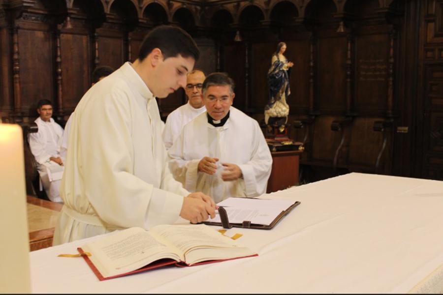  Profesión de fe y firma del celibato y la obediencia al Obispo, acto previo a la ordenación