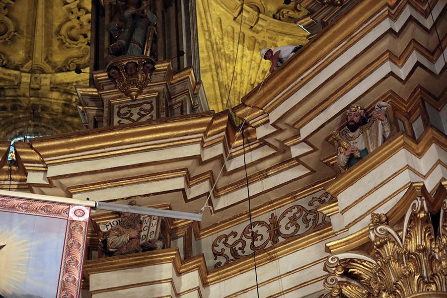 El Padre Arnaiz en lo más alto de la Catedral