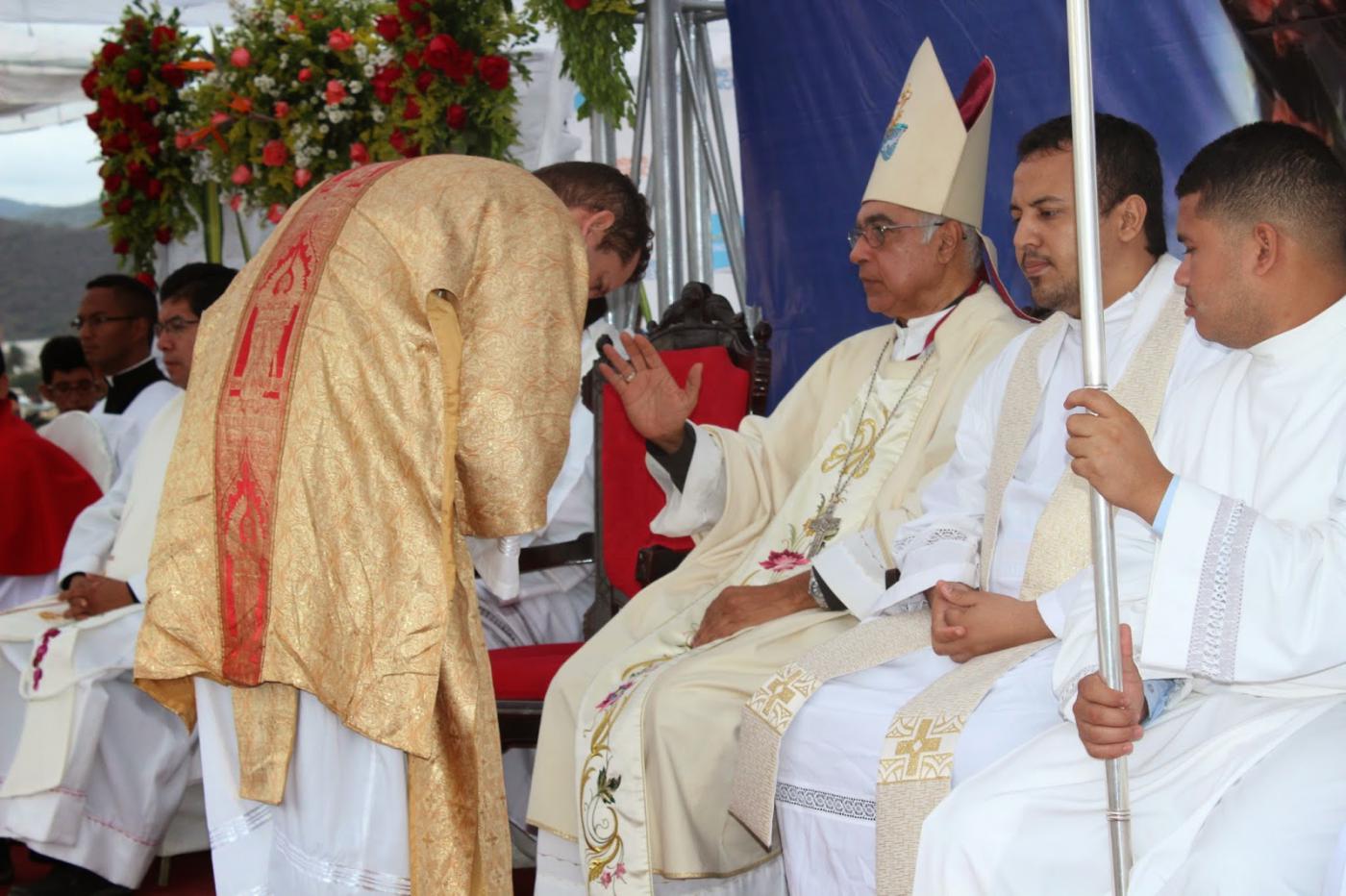¿Sabías que el sacerdote bendice al diácono antes de la proclamación del Evangelio?