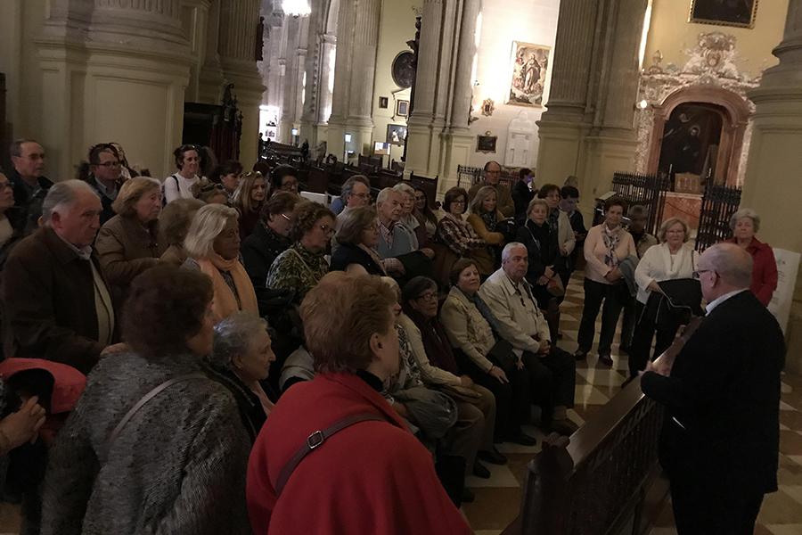 La parroquia de Virgen del Carmen y Santa Fe visita a la capilla de los santos y beatos malagueños que hay en la S. I. Catedral