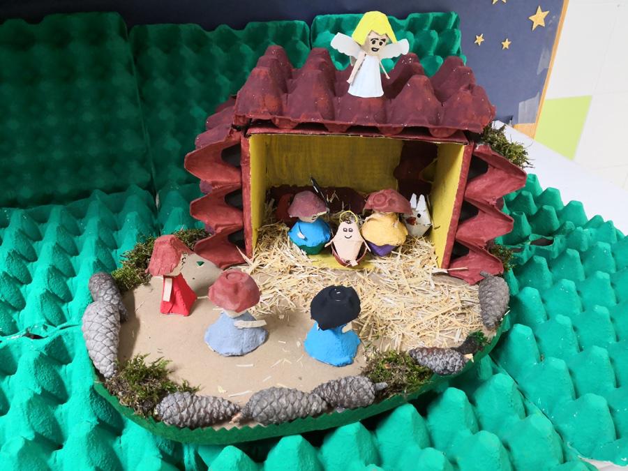 Belén flotante realizado con hueveras de cartón en el centro público CEIP SYALIS (Fuengirola). Enviado por Andrés Berlanga, maestro de religión y moral católica