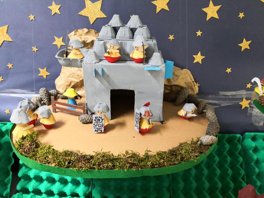 Belén flotante realizado con hueveras de cartón en el centro público CEIP SYALIS (Fuengirola). Enviado por Andrés Berlanga, maestro de religión y moral católica