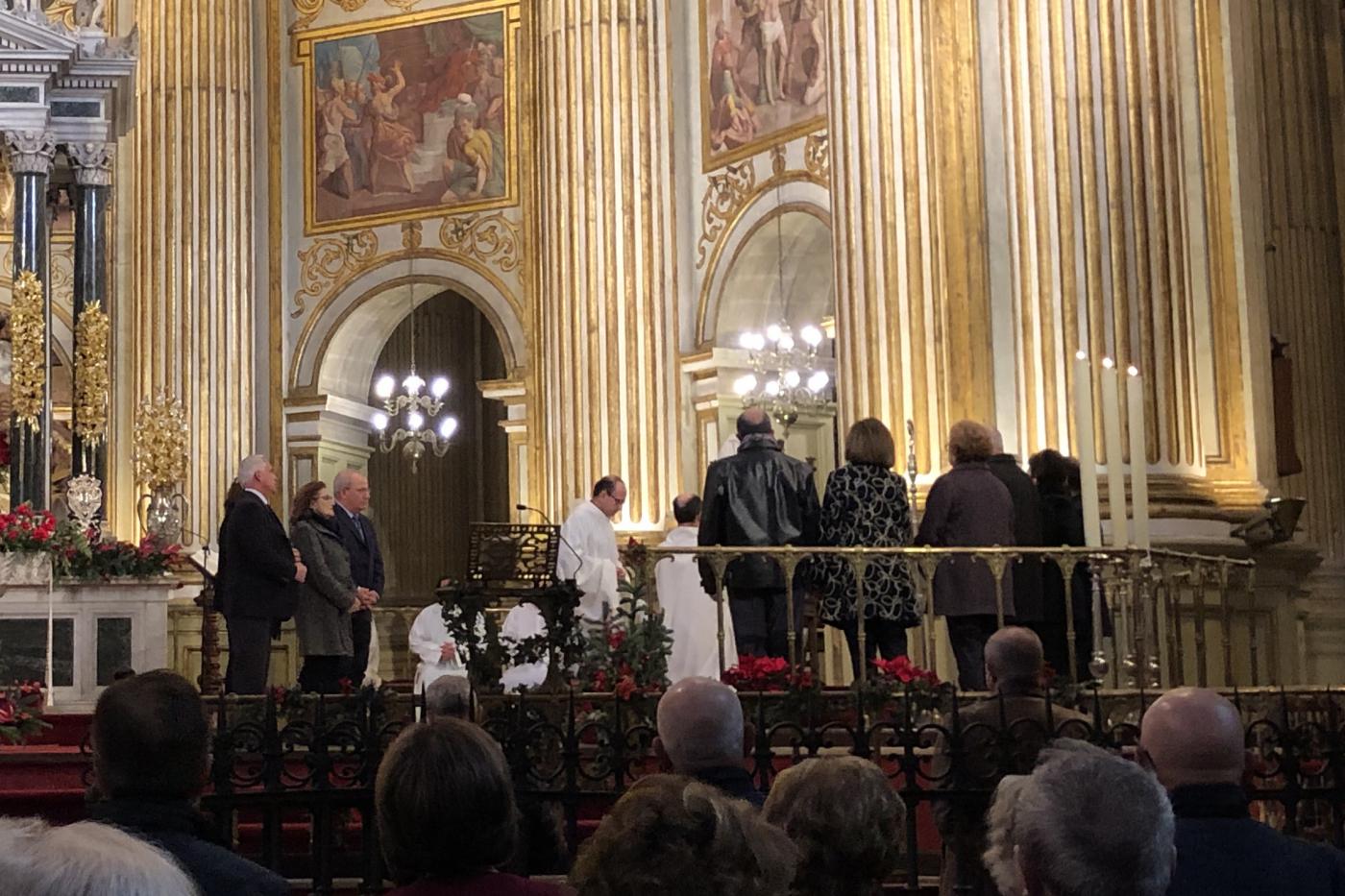 Renovación de las promesas matrimoniales durante la celebración de la Fiesta de la Sagrada Familia en la Catedral. FOTO: E. LLAMAS