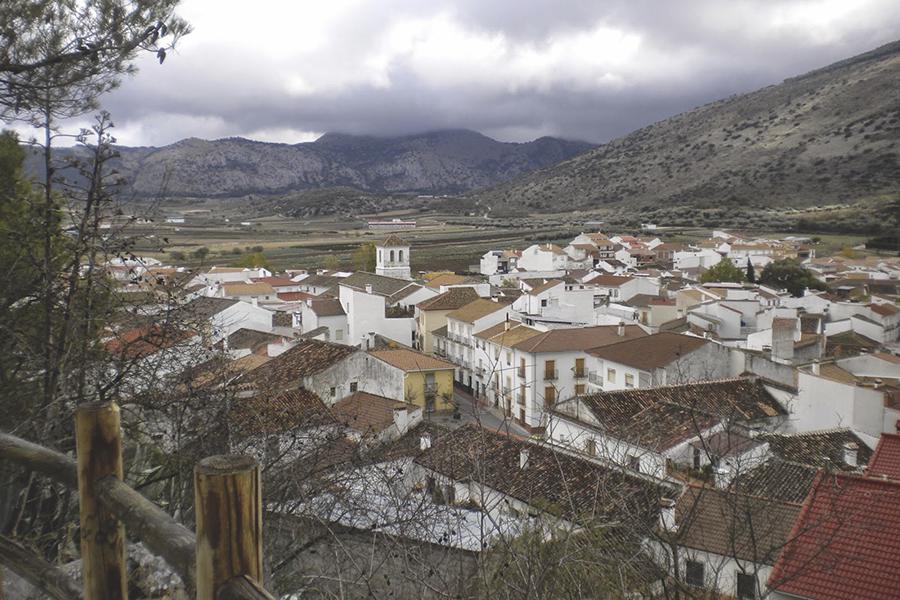 «Soy un cura de pueblo muy feliz»