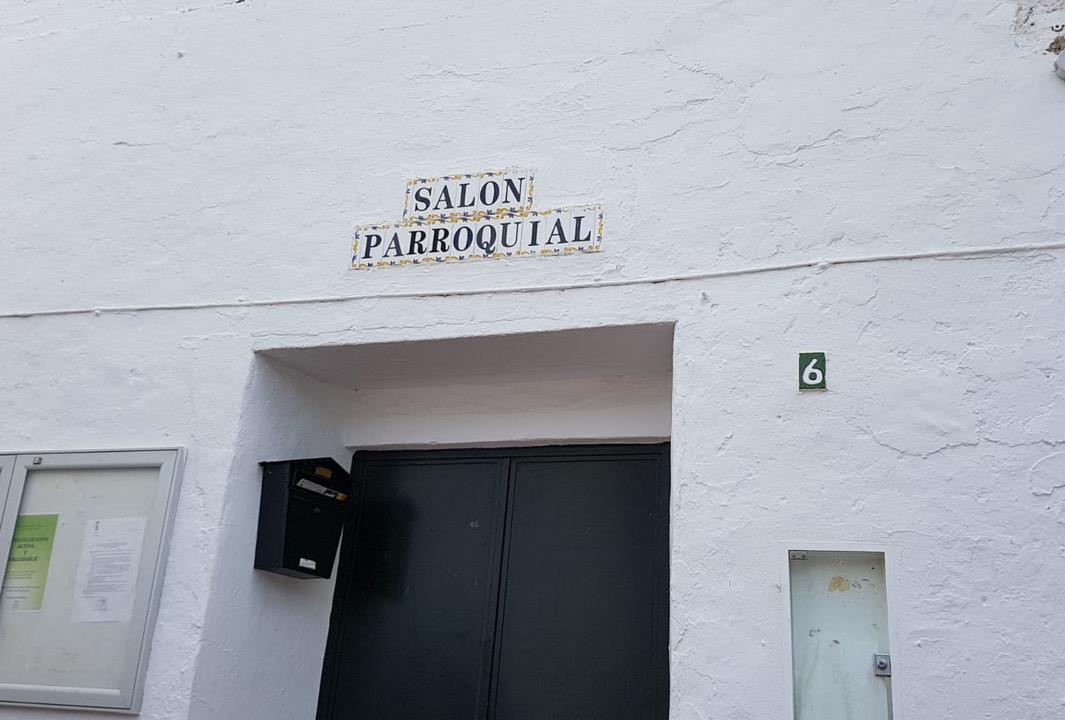 Salón de la parroquia de Totalán, donde se está preparando comida para los voluntarios en el rescate de Julen