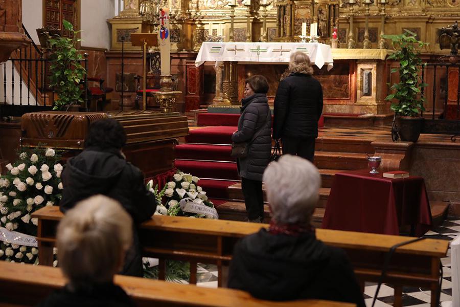 Primeros fieles que se han acercado a velar los restos del cardenal Fernando Sebastián // S. FENOSA