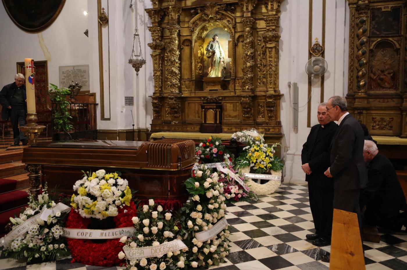 El Obispo de Málaga, durante el responso por el cardenal Fernando Sebastián // S. FENOSA
