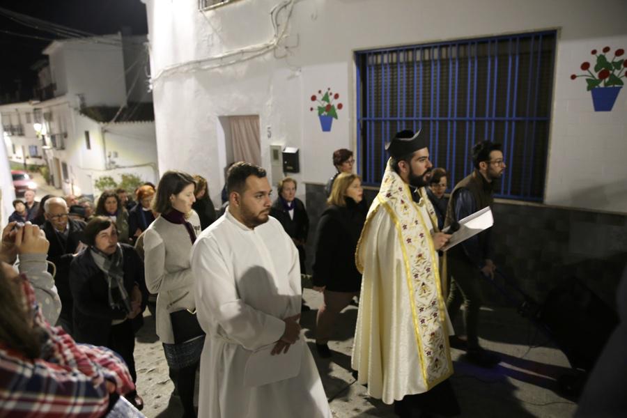 Rosario vespertino con la participación de estandartes de todas las Patronas Marianas de la Diócesis de Málaga, en Algarrobo // Y. MARTÍN