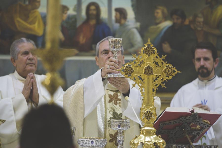 ¿Sabías que debe haber una única cruz en el altar?
