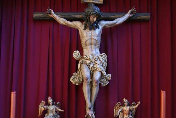 El Cristo de las Penas, protagonista del Via Crucis de la Familia Salesiana