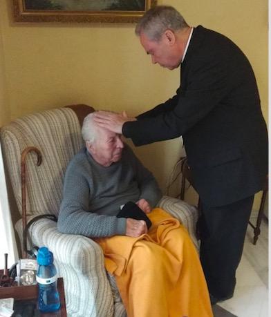 Visita del Obispo a Norbert, uno de los enfermos de la feligresía del Santo Cristo del Calvario (Marbella)