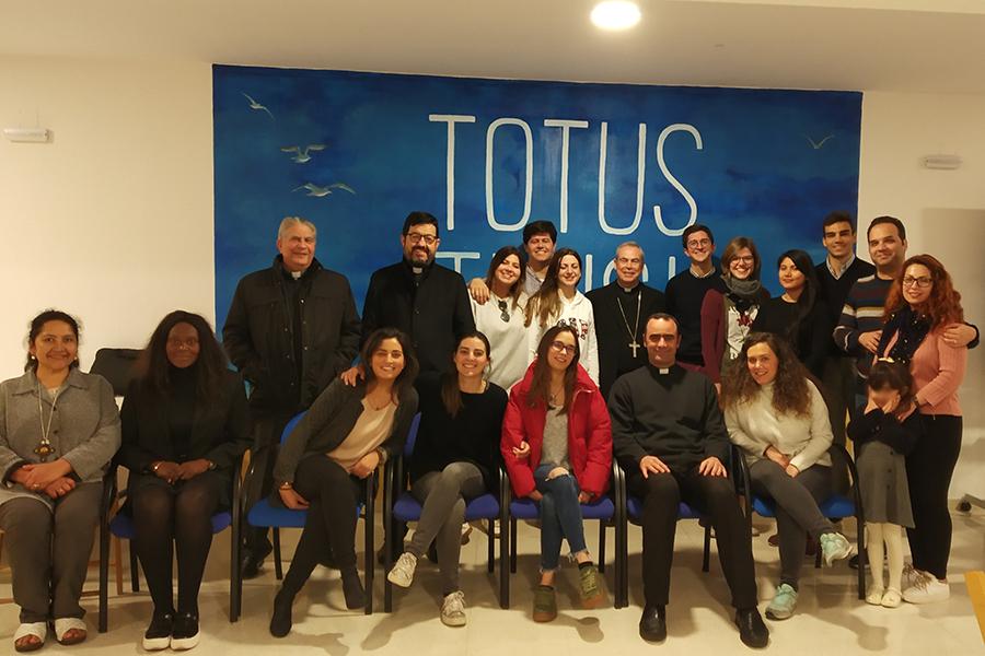 Jóvenes y catecúmenos de la parroquia del Santo Cristo del Calvario, en Marbella, junto al Obispo, el arcipreste y el párroco