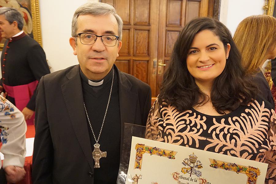 La letrada malagueña Mª Ángeles Espigares López, junto al secretario general de la Conferencia Episcopal Mons. Luis Argüello