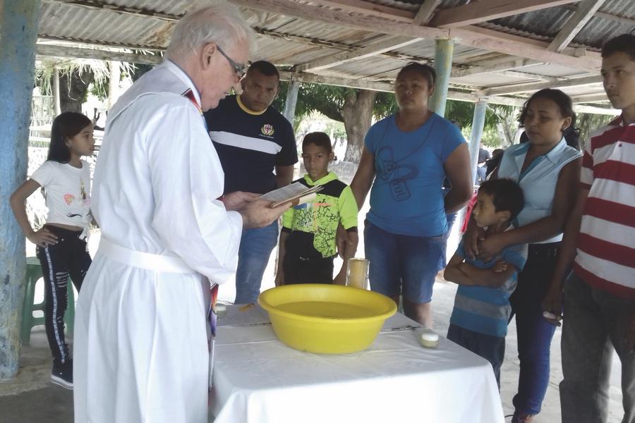 Manuel Lozano celebrando un bautizo en la Misión Diocesana de Caicara del Orinoco