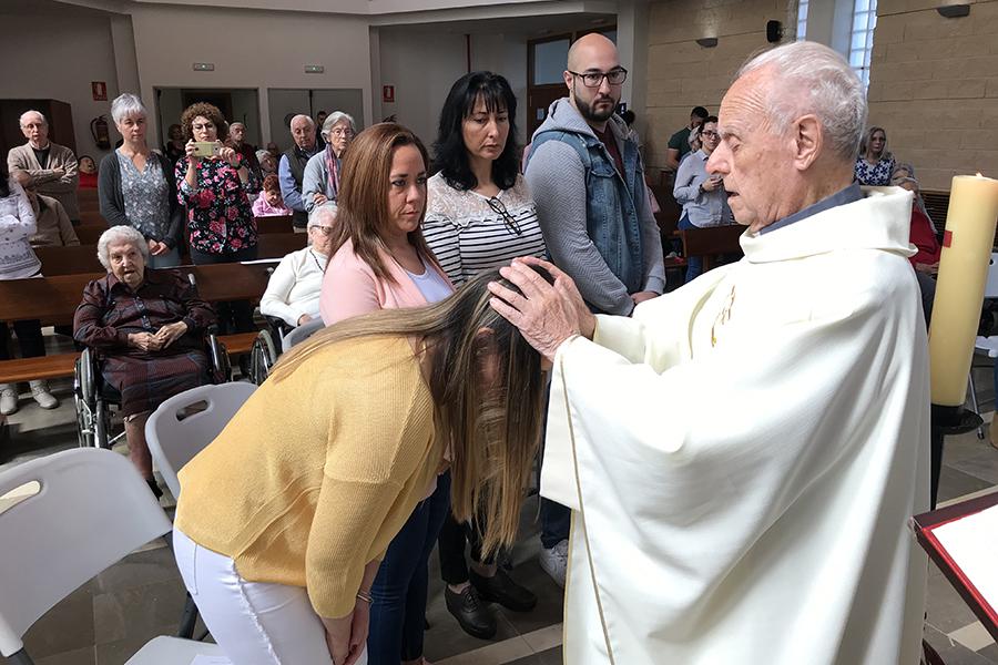 D. Ramón Buxarrais confirma a 10 adultos en El Buen Samaritano // P. FUENTES