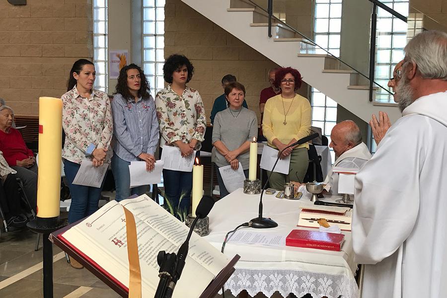 D. Ramón Buxarrais confirma a 10 adultos en El Buen Samaritano // P. FUENTES