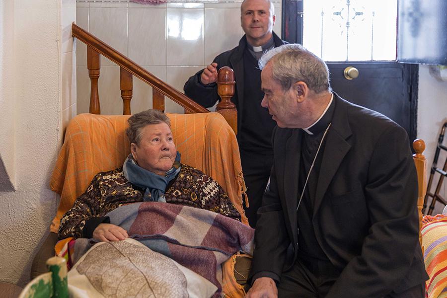 on Jesús Catalá visita a personas enfermas de la feligresía de la Divina Pastora de Marbella, durante la Visita Pastoral al arciprestazgo de Marbella-Estepona