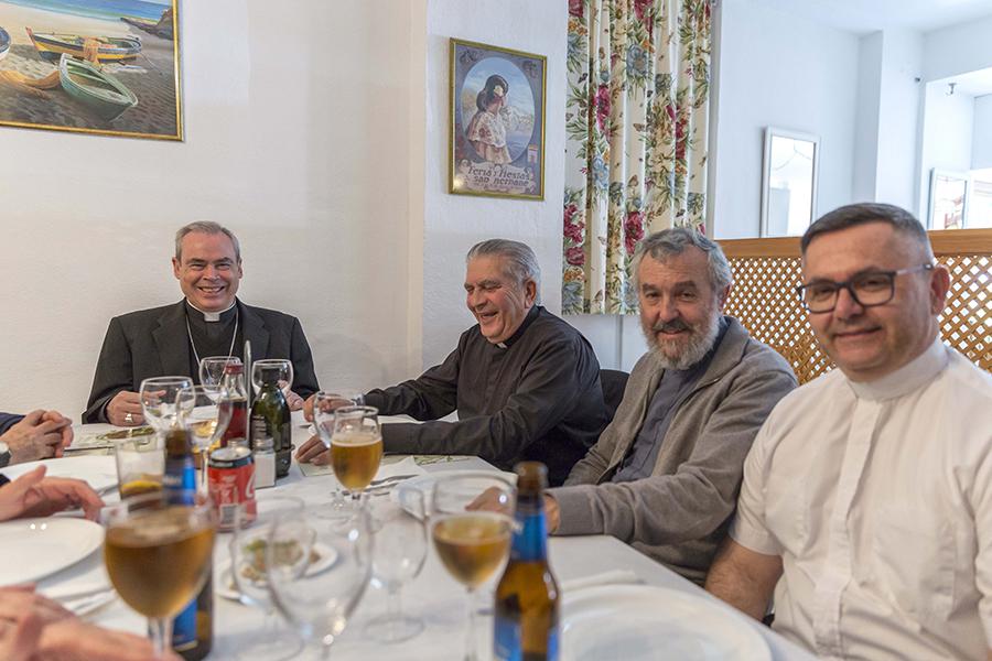 on Jesús Catalá come con sacerdotes de la zona durante la visita a la parroquia de la Divina Pastora de Marbella, durante la Visita Pastoral al arciprestazgo de Marbella-Estepona