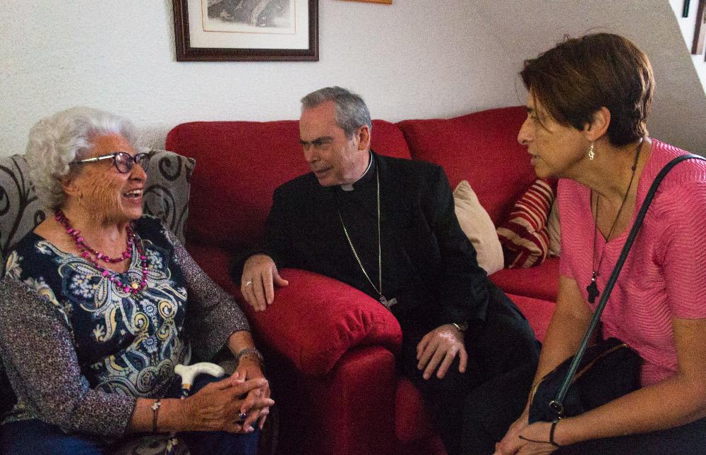 Encuentro con enfermos dentro de la Visita pastoral del Obispo de Málaga, Jesús Catalá, a la parroquia Virgen Madre en Nueva Andalucía (Marbella) // E. GONZÁLEZ GUERRERO
