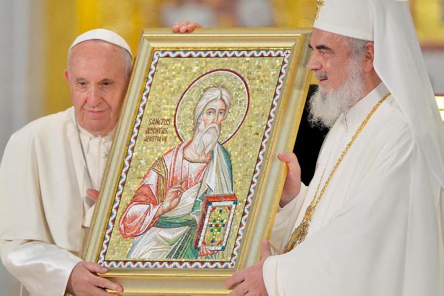 El papa Francisco junto al patriarca Daniel III, de la Iglesia ortodoxa rumana 