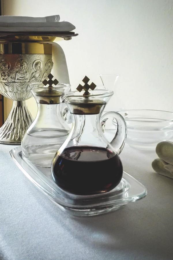 ¿Sabías que la Sangre de Cristo que queda tras comulgar no debe tomarse en la credencia?