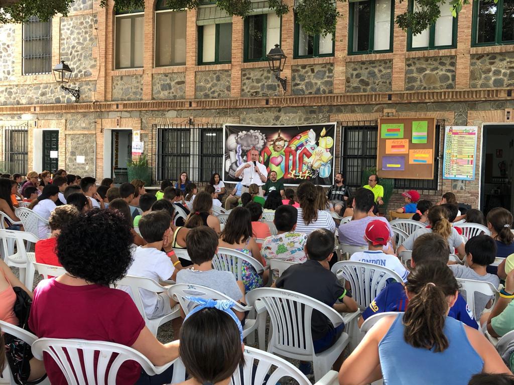 El Obispo de Málaga, D. Jesús Catalá, en su visita a los campamentos parroquiales diocesanos en Trayamar