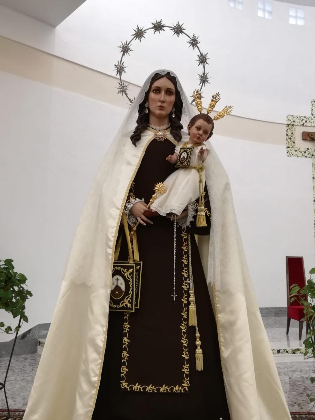 Virgen del Carmen con el rosario regalado por el papa Francisco