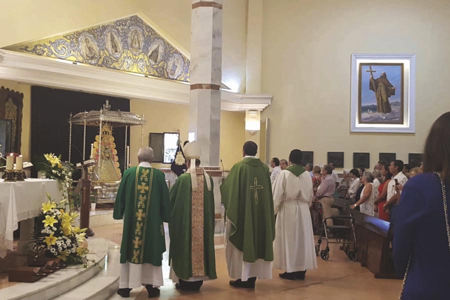Oración ante la Virgen del Rocío en la parroquia del mismo nombre en San Pedro de Alcántara