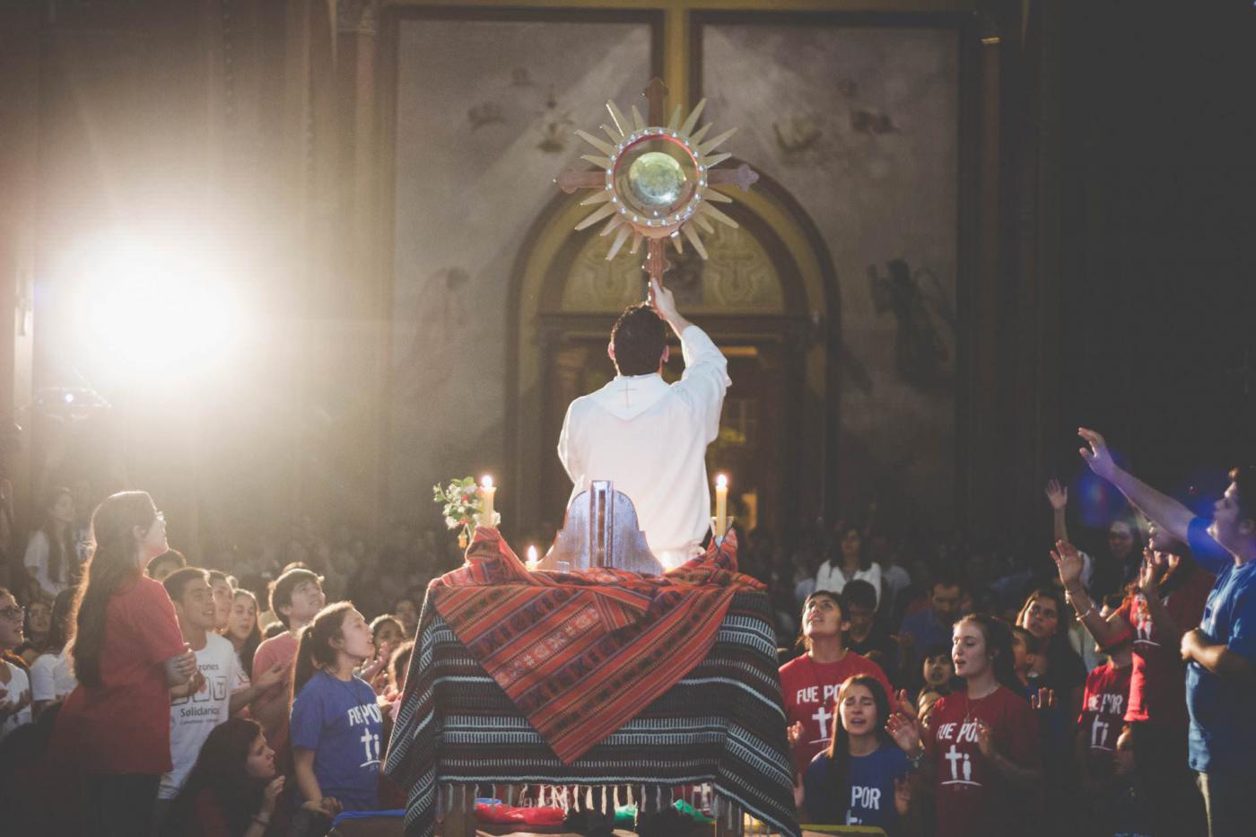 ¿Sabías que no se puede exponer el Santísimo solo para dar la bendición?