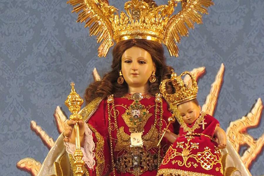 El pueblo de Mijas, a los pies de su Patrona, la Virgen de la Peña