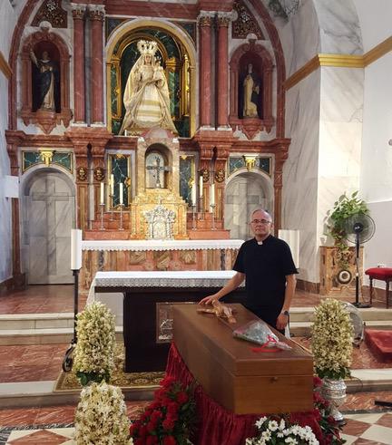 El párroco, Antonio Jesús Carrasco, junto al féretro de José Luis en la capilla ardiente en la parroquia