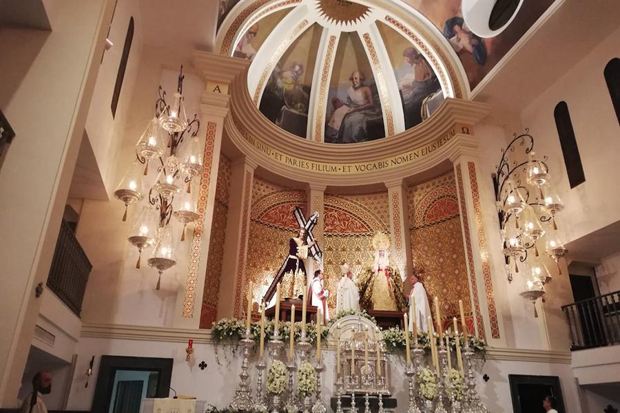 «La Basílica presenta un fondo a imitación del que hubo en el primitivo altar en 1931»