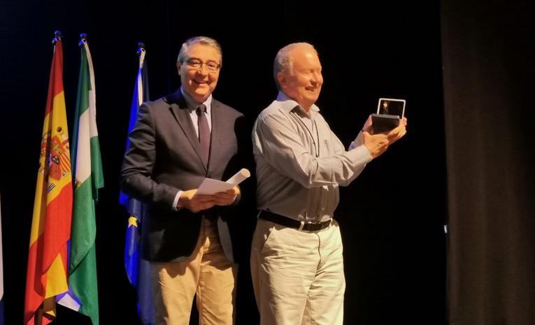 El presidente de la Diputación, Francisco Salado, entrega al sacerdote trinitario Andrés González García la Medalla de Plata al Mérito Social Penitenciario