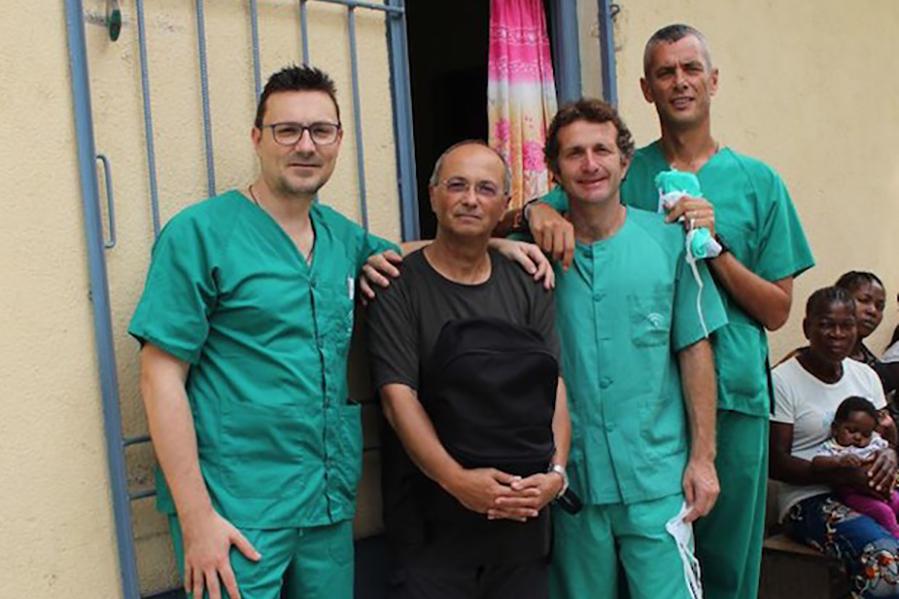 El sacerdote Rafael Caro participa en una misión humanitaria en Boma, El Congo