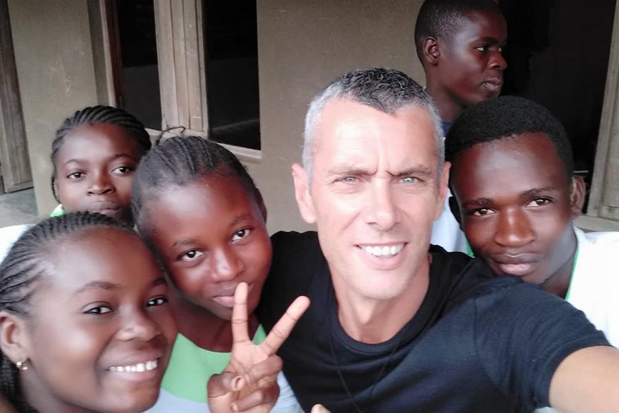 El sacerdote Rafael Caro participa en una misión humanitaria en Boma, El Congo