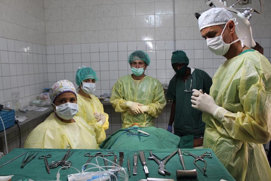 El sacerdote Rafael Caro participa en una misión humanitaria en Boma, El Congo