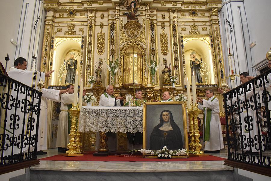 Dos mujeres malagueñas caminan hacia los altares