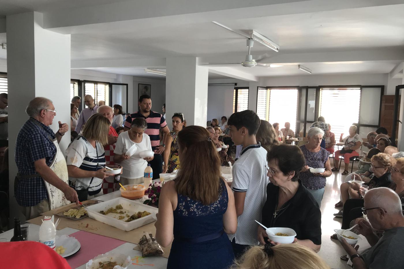 Cerca de doscientos feligreses compartieron un amuerzo en los salones parroquiales