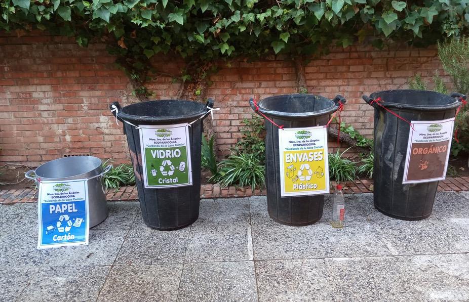 Contenedores para reciclar en la ecoparroquia de Nuestra Señora de los Ángeles, Málaga