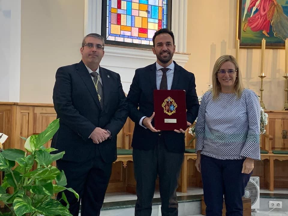 Presentación del pregonero de la Semana Santa de Fuengirola para el año 2020, Javier Rosales, por el presidente de la Agrupación de Cofradías y la alcaldesa de Fuengirola