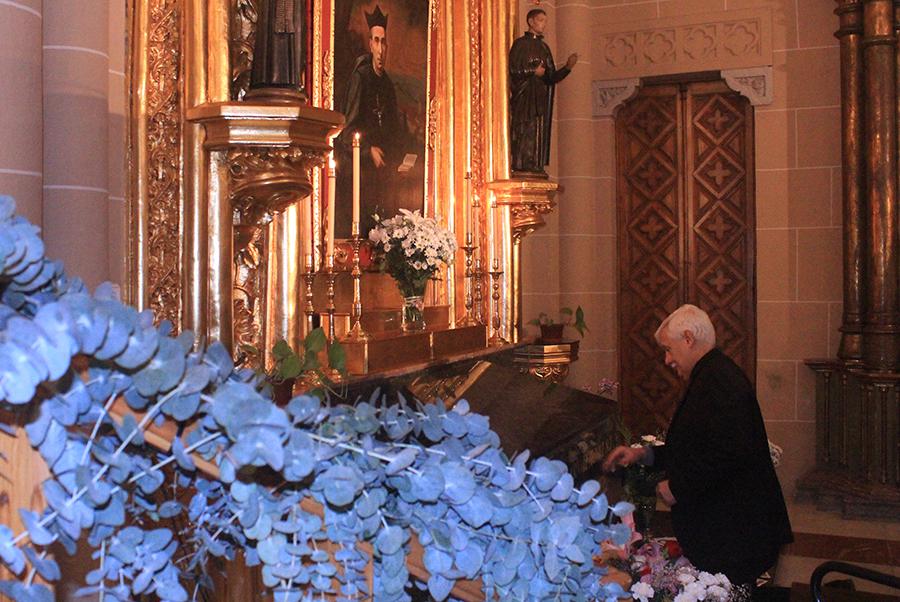 Arturo Sosa SJ, Padre General de la Compañía de Jesús, ante la tumba del Padre Arnaiz SJ