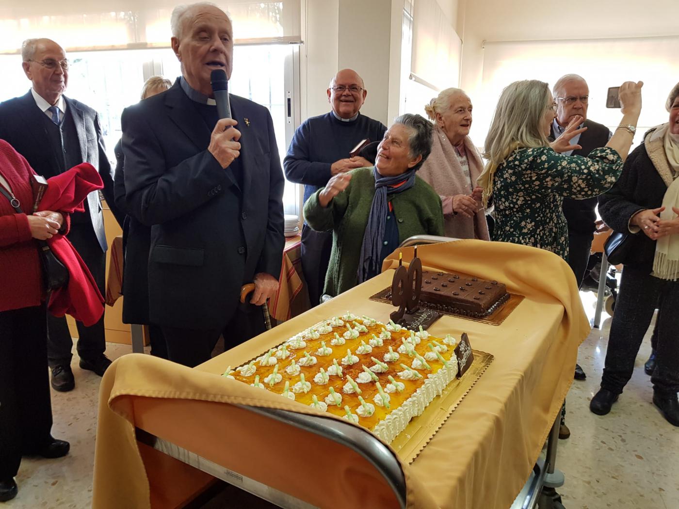 Don Ramón Buxarrais, en compañía de amigos y residentes del Buen Samaritano