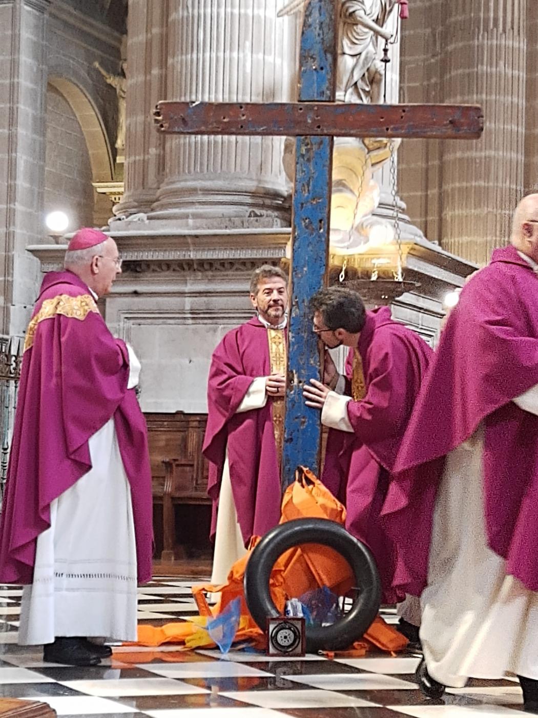 Entrega de la Cruz de Lampedusa a la diócesis de Málaga, en la Catedral de Jaén