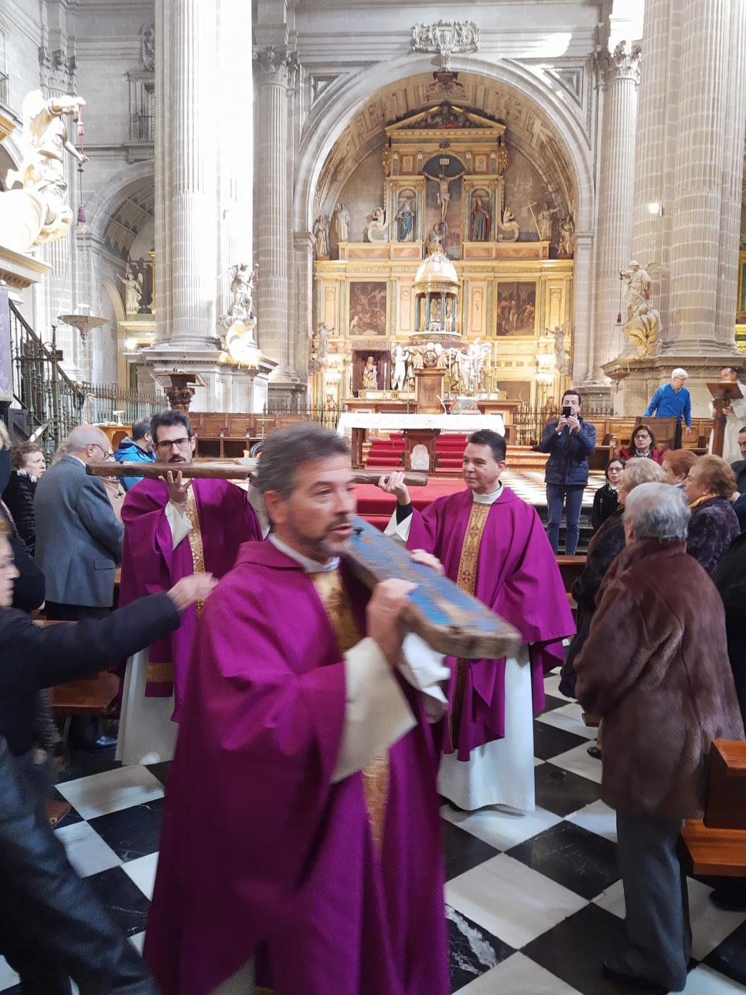 Entrega de la Cruz de Lampedusa a la diócesis de Málaga, en la Catedral de Jaén
