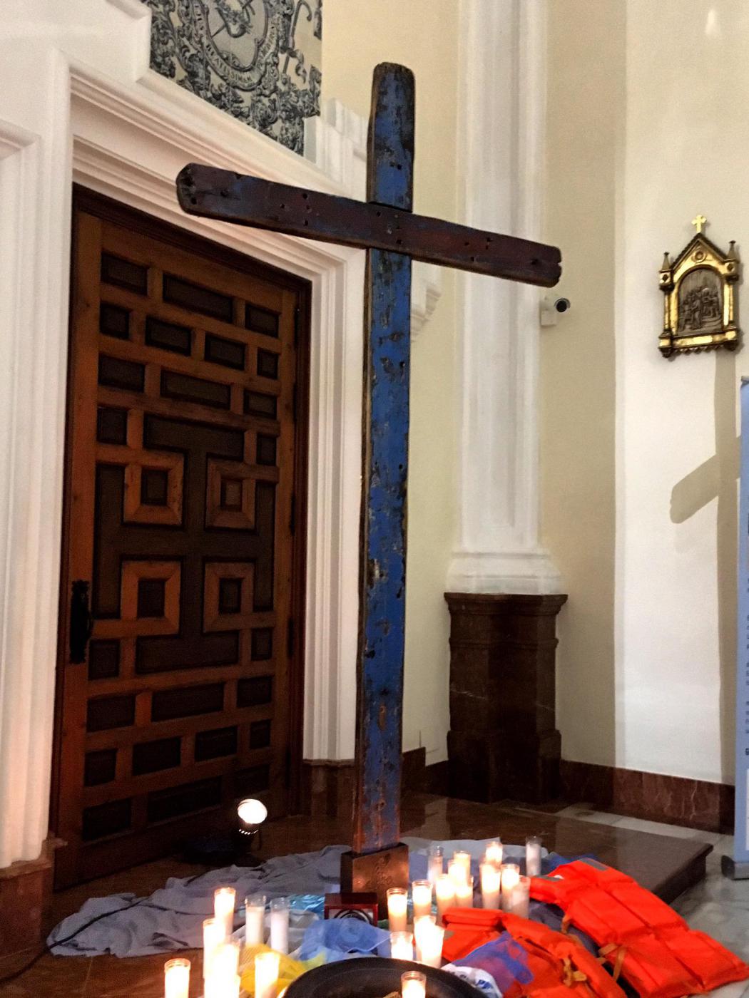 La Cruz de Lampedusa en la parroquia del Carmen, en El Perchel // V. FLORES