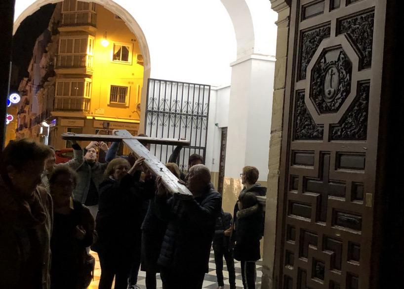 Entrada de la Cruz de Lampedusa a la parroquia del Carmen, en El Perchel // E. LLAMAS