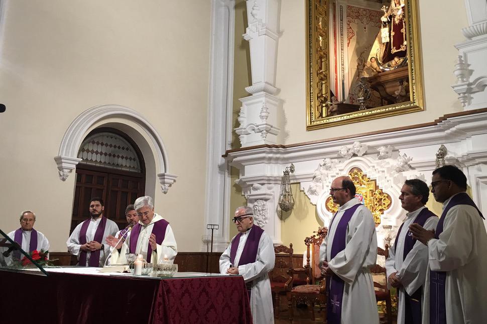 Eucaristía de acogida de la Cruz de Lampedusa en la parroquia del Carmen, en El Perchel  // V. FLORES