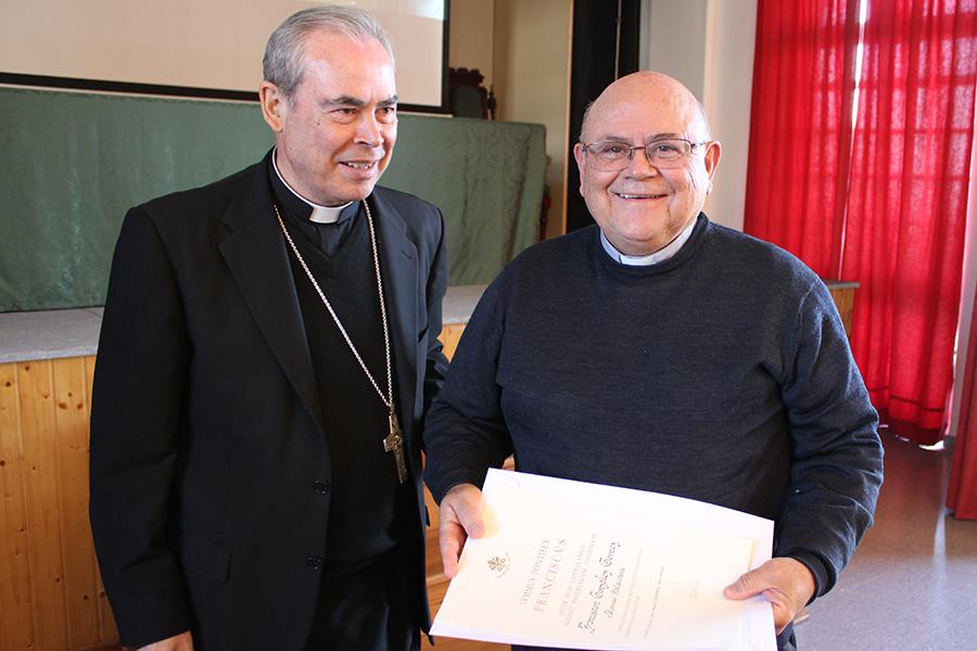El Obispo entrega a Francisco González el título de capellán de Su Santidad // D. GUTIERREZ