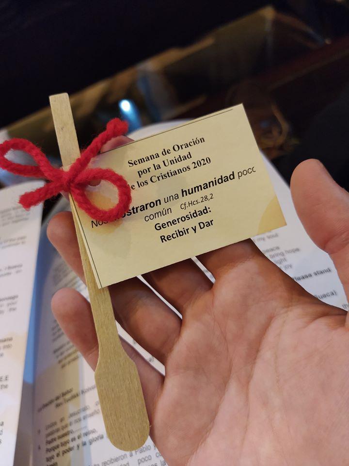 Detalle repartido a los participantes en Oración ecuménica en la Catedral de Málaga, presidida por el Obispo, D. Jesús Catalá